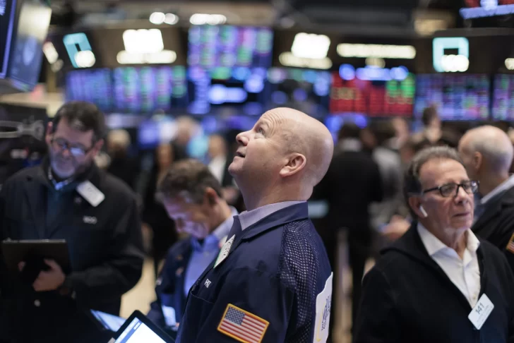 Wall Street cierra rojo tras rebaja de calificación de la deuda