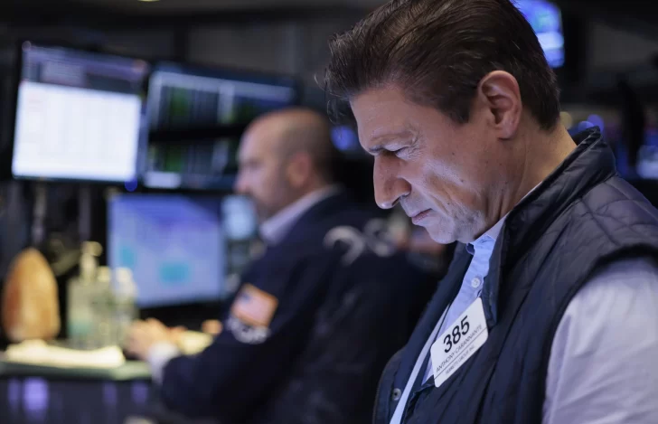 Wall Street cierra en rojo tras inicio verde eufórico