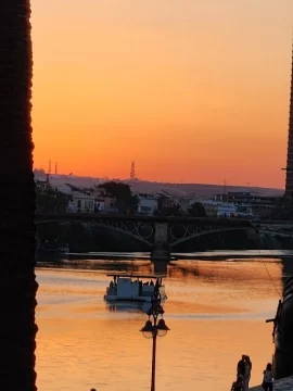 2-Sevilla-vista-del-Puente-Isabel-II-o-Puente-de-Triana-a-la-hora-del-crepusculo.-Foto-propia.