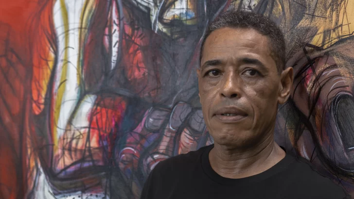 González, un artista que atiza la reflexión sobre la pobreza en barrios de Santo Domingo