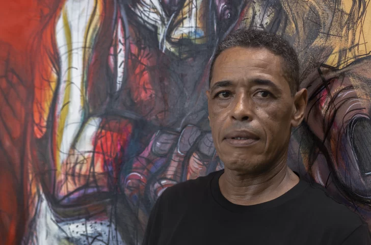 González, un artista que atiza la reflexión sobre la pobreza en barrios de Santo Domingo