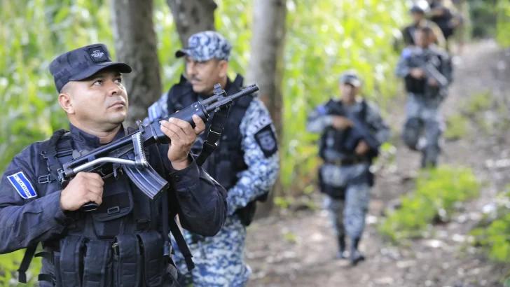 Bukele despliega 7.000 soldados y 1.000 policías para cercar toda una región y sacar a las pandillas 