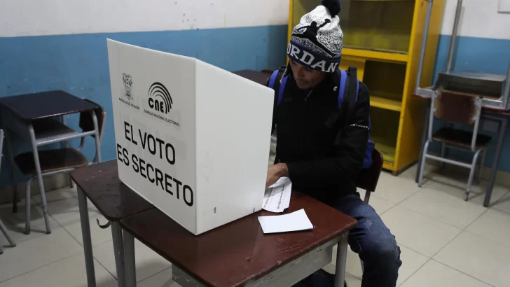 Luisa González y Daniel Noboa toman ventaja en la carrera presidencial, con 10 % escrutado