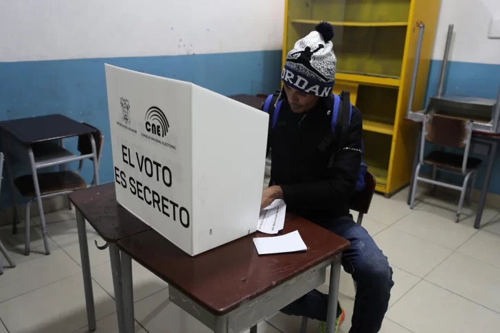 Luisa González y Daniel Noboa toman ventaja en la carrera presidencial, con 10 % escrutado