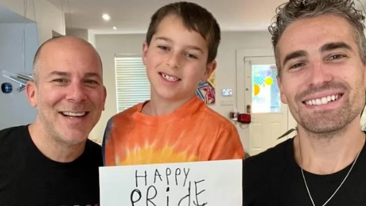 Una pareja gay le gana un pleito al partido ultraderechista de Giorgia Meloni en Italia por el uso de una foto del nacimiento de su hijo