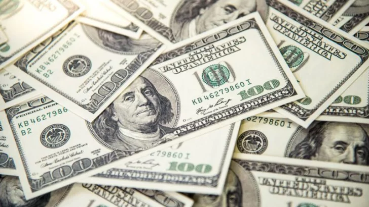 El peso argentino se hunde tras el inesperado triunfo de Milei: por qué en Argentina hay más de 6 tipos de dólar (y cómo reflejan la crisis que vive el país)
