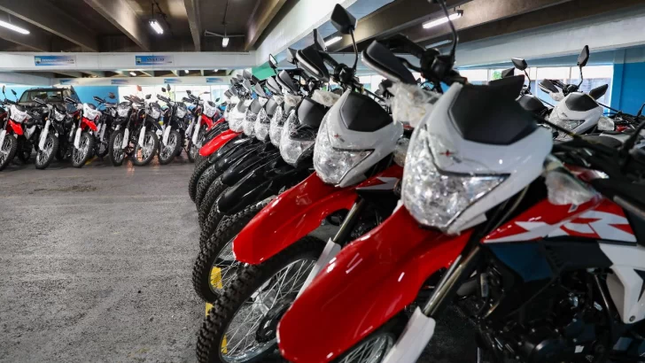 El 911 entrega 50 nuevas motocicletas a Digesett para fortalecer seguridad vial