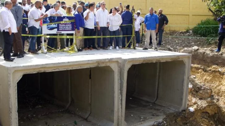 Abinader supervisa trabajos canalización y saneamiento cañada Las 800 del sector Los Ríos