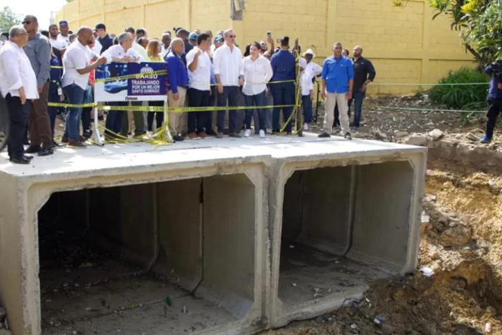 Abinader supervisa trabajos canalización y saneamiento cañada Las 800 del sector Los Ríos