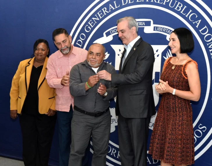 Bolivar-Chavez-recibe-tambien-del-presidente-dominicano-la-llave-de-su-apartamento.-728x571