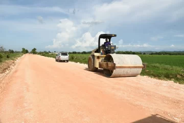 Agricultura inicia reparación de 137 kilómetros de caminos vecinales en la provincia Duarte