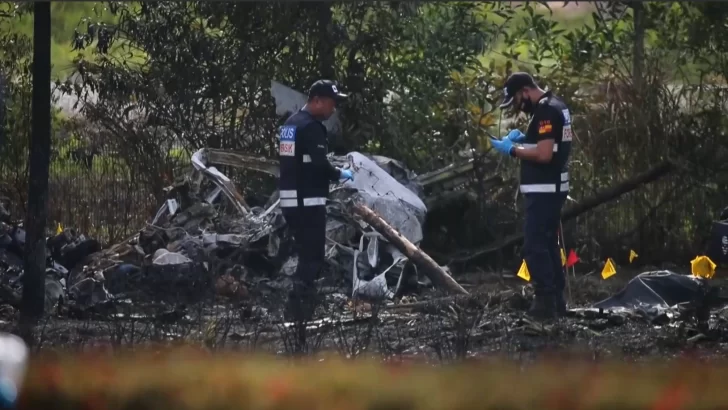 Al menos diez muertos al estrellarse una avioneta en una autovía cerca de Kuala Lumpur