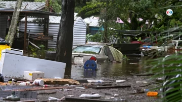 Hispanos de Tampa tratan de recobrar normalidad tras embestida de huracán Idalia