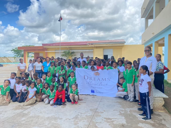 Dreams Macao Beach Punta Cana entrega útiles escolares a más de 200 niños