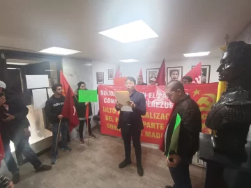 Militantes del Partido Comunista de México irrumpen en embajada venezolana en protesta por represión sufren comunistas en Venezuela