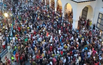 El-paso-de-la-conga-santiaguera-en-el-desfile-de-la-serpiente