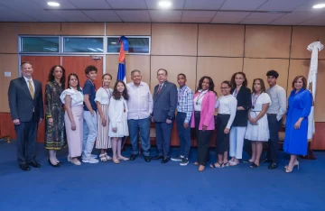 Gobernador BC recibe a embajador y a estudiantes dominicanos meritorios de España