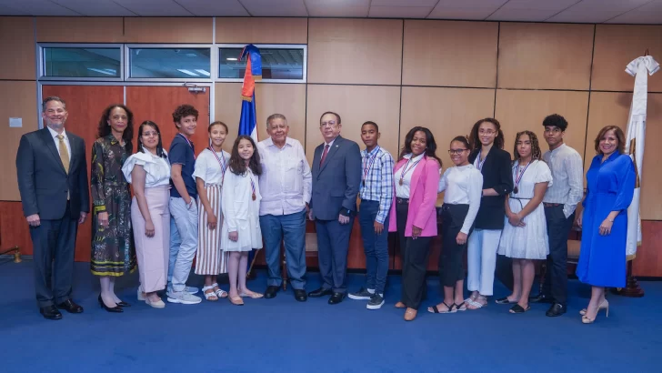 Gobernador BC recibe a embajador y a estudiantes dominicanos meritorios de España