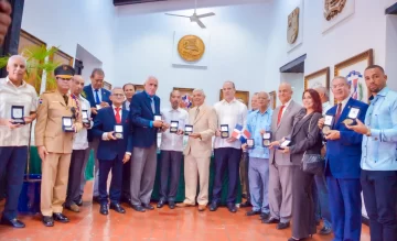 Foto-4-Juan-Pablo-Uribe-al-centro-junto-a-las-personalidades-que-recibieron-la-medalla.-728x443