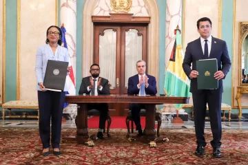 Gobierno de RD y Guyana firman acuerdos para construir una refinería y explotar un bloque de petróleo