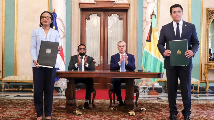 Gobierno de RD y Guyana firman acuerdos para construir una refinería y explotar un bloque de petróleo
