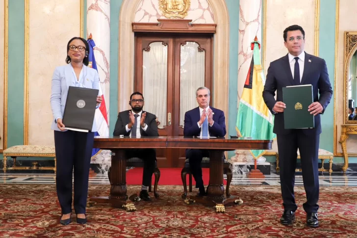 Gobierno de RD y Guyana firman acuerdos para construir una refinería y explotar un bloque de petróleo