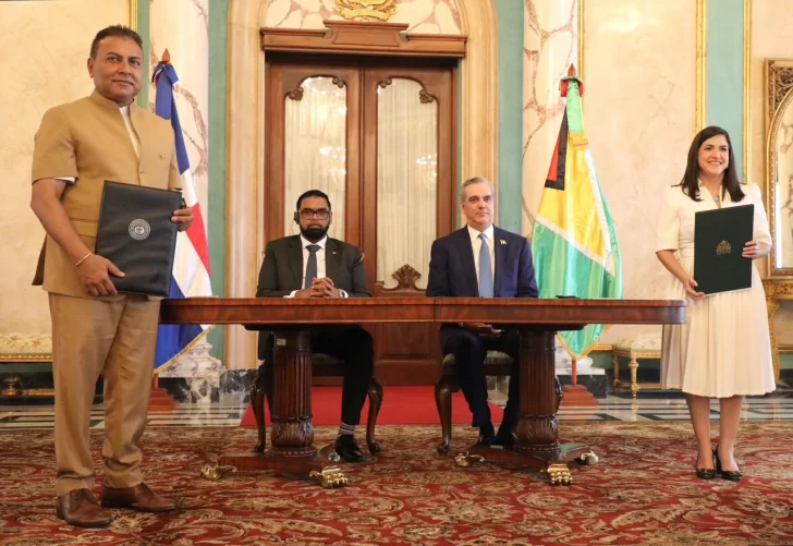 Gobierno-de-RD-y-Guyana-firman-acuerdos-para-construir-una-refineria-y-explotar-un-bloque-de-petroleo-2-728x501