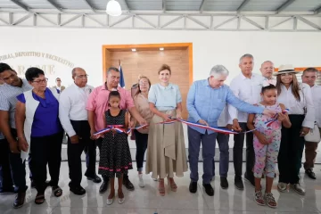 Vicepresidenta de la República entrega obras en Santiago