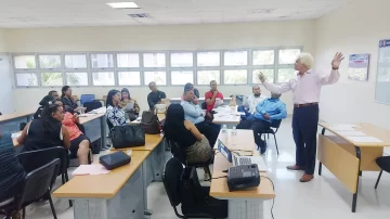 Héctor Geager dicta conferencia Héctor Geager dicta conferencia