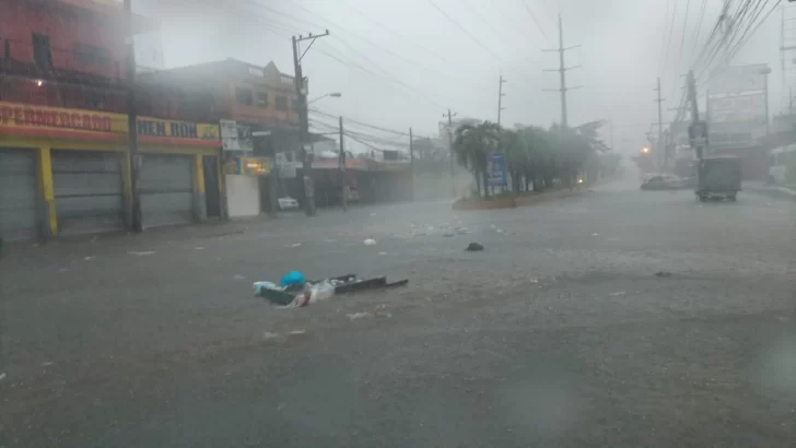 En imágenes: residentes de Santo Domingo reportan inundaciones causadas por Franklin