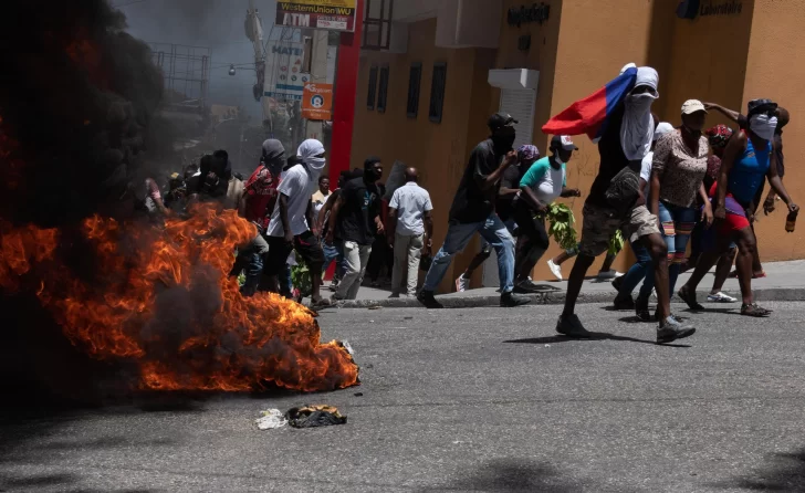 Haitianos incendian neumáticos y bloquean carreteras para exigir renuncia de Ariel Henry