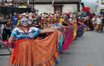 Las-Catrinas-mexicanas-inaugurando-el-desfile-de-la-serpiente-728x464