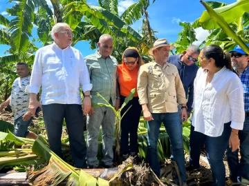 Ministro Limber Cruz dispone ayuda a productores de Azua afectados por tormenta Franklin