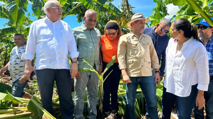 Ministro Limber Cruz dispone ayuda a productores de Azua afectados por tormenta Franklin