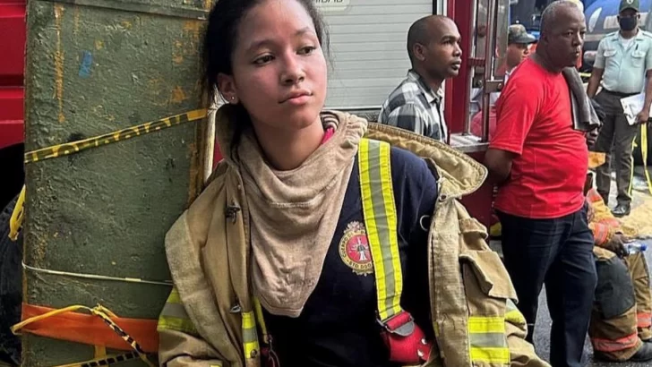Se escribe “bombera”, femenino correcto