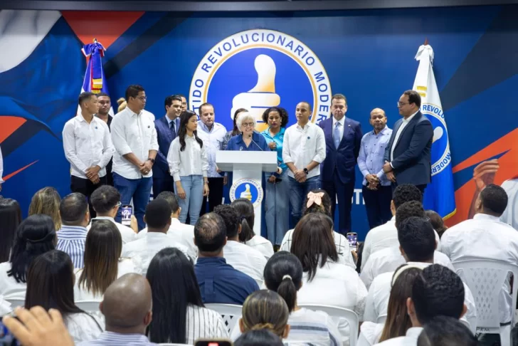 Precandidatura presidencial de Luis Abinader fue inscrita por Milagros Ortiz Bosch y jóvenes que votarán por primera vez