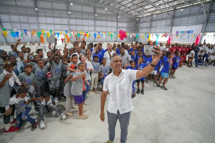 Ministro-de-la-Presidencia-Joel-Santos-con-los-ninos-ninas-y-adolescentes-del-campamento-Nuevo-Domingo-Savio-728x486 Ministro-de-la-Presidencia-Joel-Santos-con-los-ninos-ninas-y-adolescentes-del-campamento-Nuevo-Domingo-Savio-728x486
