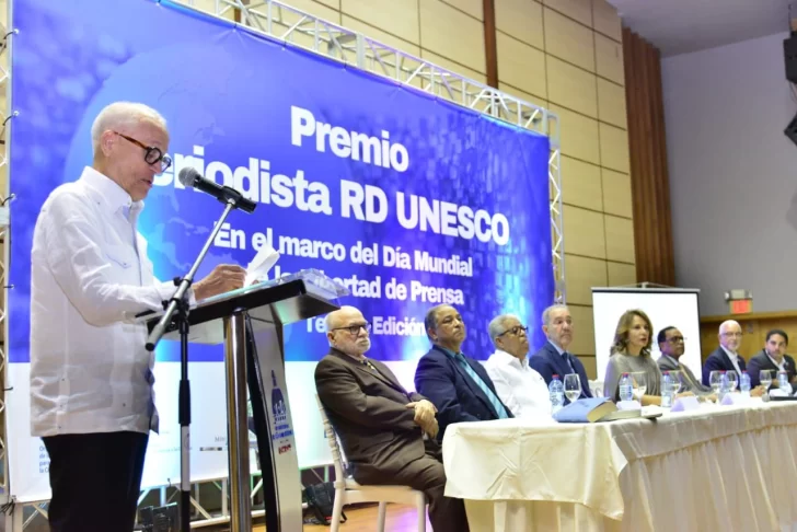 El escritor Andrés L. Mateo, embajador dominicano ante la Unesco, al momento de leer el veredicto.