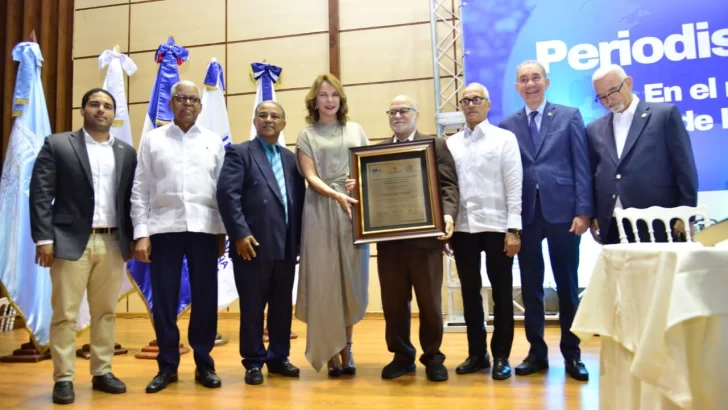 Ramón Emilio Colombo García recibe «Premio Periodista RD-Unesco»