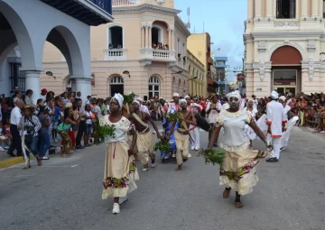 Participacion-del-grupo-religioso-afrocubano-Palo-Monte-en-el-desfile-de-la-serpiente.jpeg-728x515