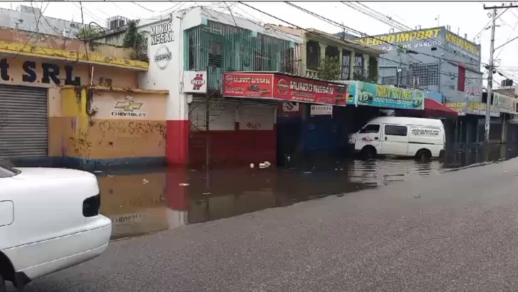 Primeras lluvias de Franklin provocan inundaciones urbanas en Santo Domingo