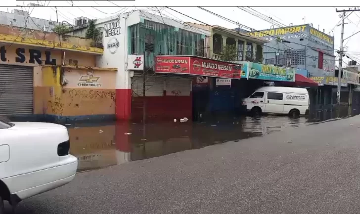 Primeras lluvias de Franklin provocan inundaciones urbanas en Santo Domingo
