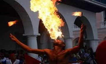 Ritual-con-fuego-en-el-desfile-de-la-Fiesta-del-Fuego