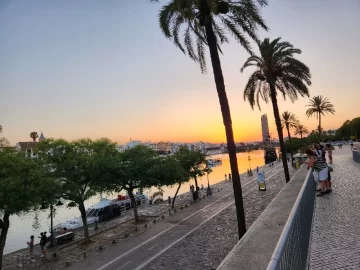 Sevilla-del-Guadalquivir-desde-el-Paseo-de-Colon-a-la-hora-del-crepusculo.-Foto-propia-728x545