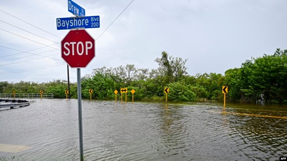 Muchas calles de la ciudad de Tampa quedaron inundadas tras el paso del huracán Idalia, el 30 de agosto de 2023, como se observa en esta foto (AP,  VOA y RoseMaryNews.)