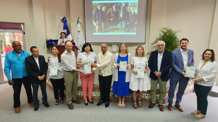 Jardines botánicos de RD y RU ponen en circulación libro sobre árboles autóctonos dominicanos