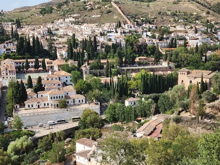 Vista-de-la-ciudad-de-Granada-el-barrio-Albaicin-desde-la-Alhambra.-Foto-propia.-728x546