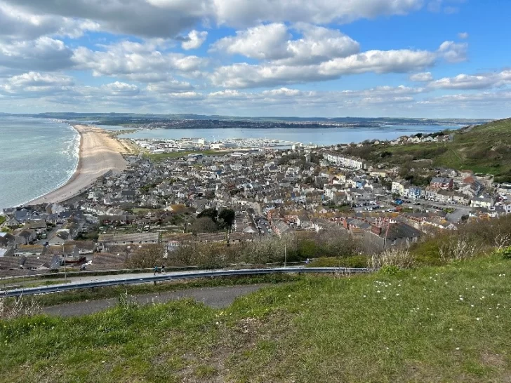 Vista-panoramica-de-Portland.-La-playa-Chesil-a-la-izquierda.-728x546