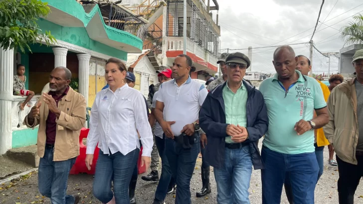 Alcalde Manuel Jiménez recorre barrios y coordina prevención ante paso de tormenta Franklin
