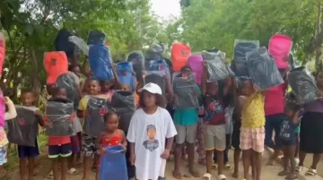 Jugadores de béisbol de grandes ligas donan útiles escolares a niños dominicanos 